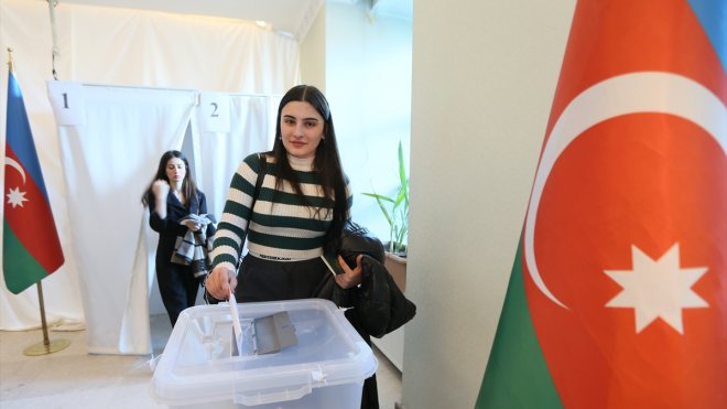 Azerbaycan vatandaşları cumhurbaşkanı seçimi için Kars'ta sandık başına gitti