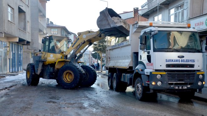 Kars'ta buz sarkıtları kırılıyor, biriken kar kütleleri kamyonlarla taşınıyor
