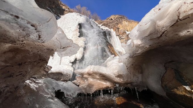 Kars'ta buzla kaplanan Susuz Şelalesi havadan görüntülendi
