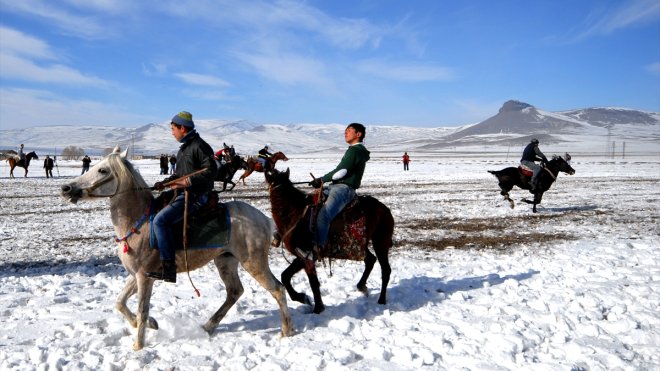 Kars'ta gençler kar üstünde cirit oynadı