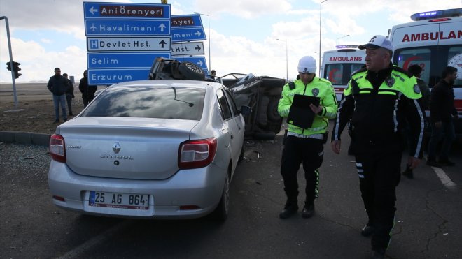 Kars'ta iki otomobilin karıştığı kazada 4 kişi yaralandı