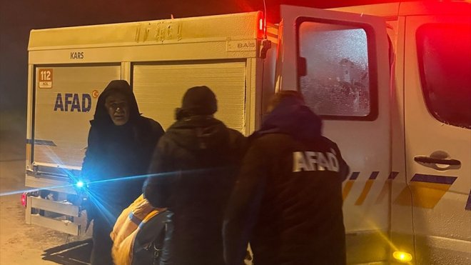 Kars'ta kar ve tipi nedeniyle yolda mahsur kalan 3 kişi kurtarıldı