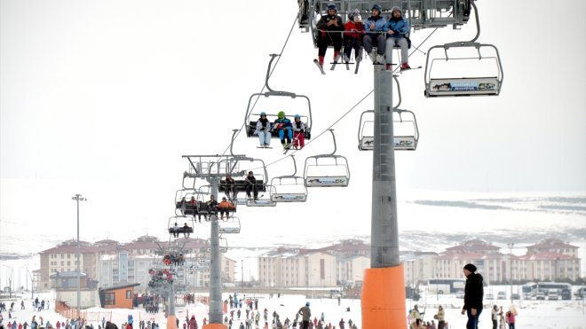 Sarıkamış Kayak Merkezi'ndeki oteller, sezonu dolu geçiriyor