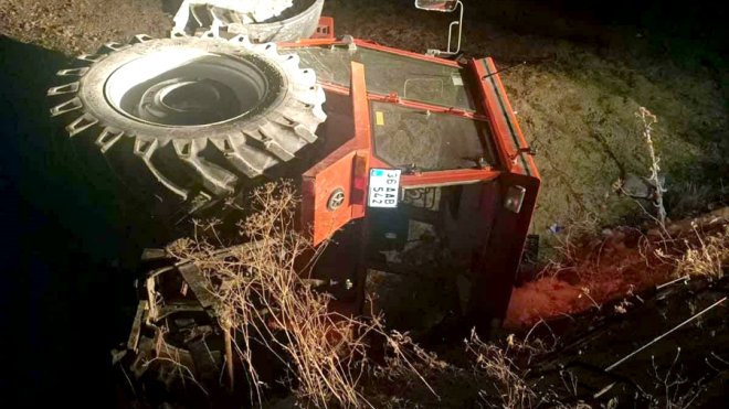 Kars'ta devrilen traktörün altında kalan sürücü öldü