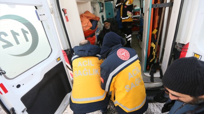 Kars'ta yolu kapanan köylerdeki hastalar, ekiplerin çalışmasıyla hastaneye ulaştırıldı