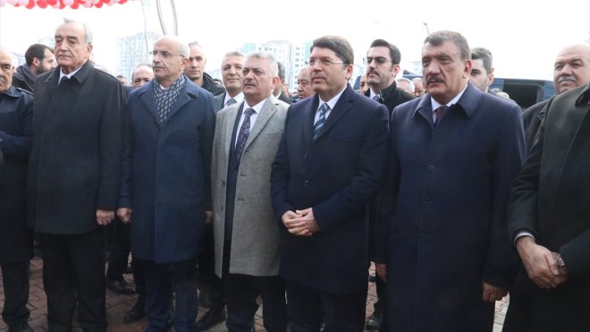 Adalet Bakanı Tunç Malatya'da ziyaretlerde bulundu