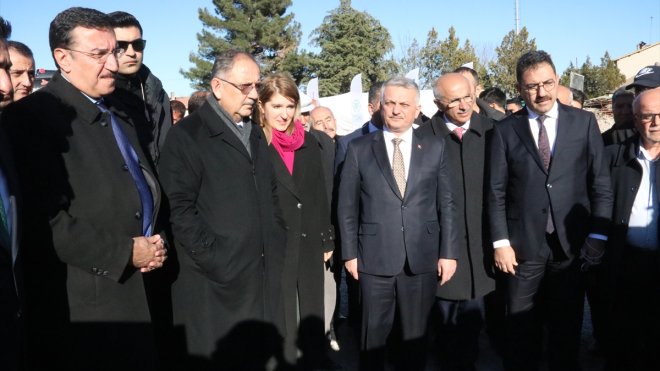 Bakan Özhaseki, Akçadağ'da incelemelerde bulundu, seçim ofisinin açılışına katıldı