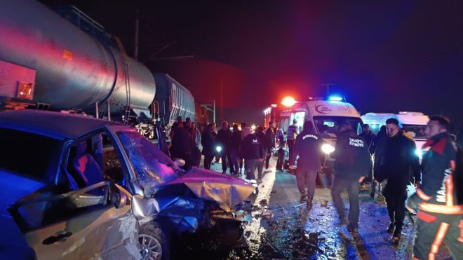 Malatya'da iki otomobil çarpıştı, 3 kişi yaralandı