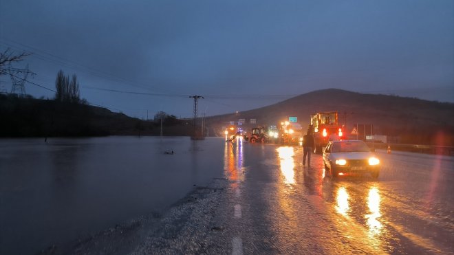 Malatya-Gölbaşı kara yolunda sağanak nedeniyle ulaşım kontrollü sağlanıyor