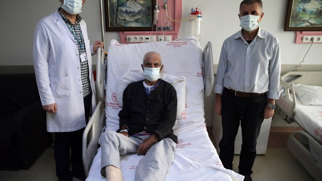 Lösemi teşhisi konan 94 yaşındaki hasta tedavisinin ardından taburcu edildi