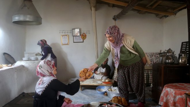 Malatya'nın yöresel ekmeğini yaparak il dışına gönderiyor