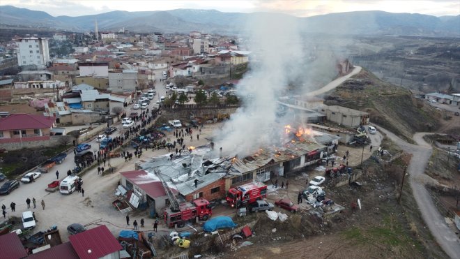 MALATYA - Sanayi sitesindeki yangında 7 dükkan zarar gördü1