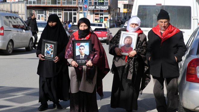 Muş'ta DEM Parti önünde eylem yapan ailelerden çocuklarına "devlete sığının" çağrısı