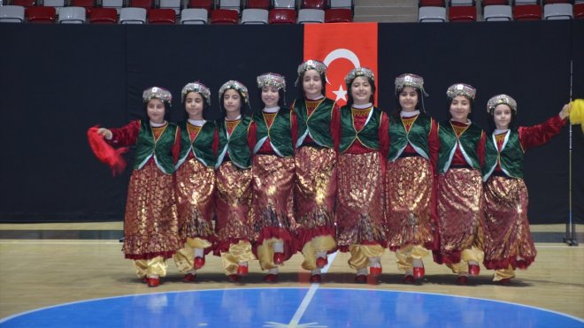 Muş'ta halk oyunları yarışması yapıldı