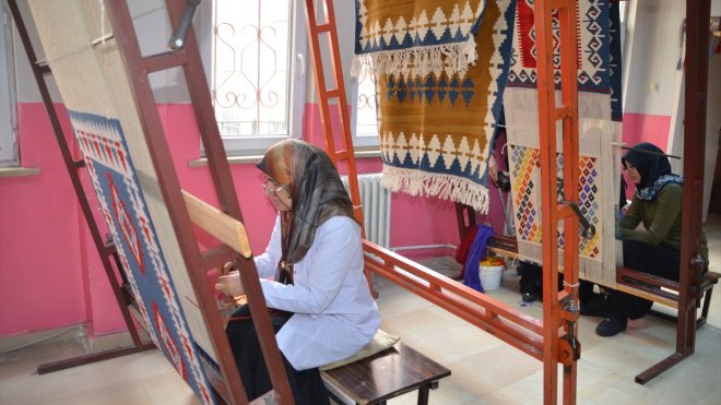 MUŞ - Kadınlar halı ve kilim atölyelerinde dokuma kültürünü yaşatıyor1
