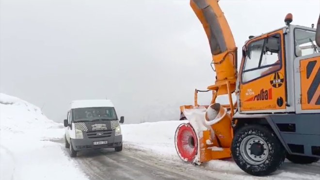 MUŞ - Kar nedeniyle araçlarıyla yolda kalanlar kurtarıldı1