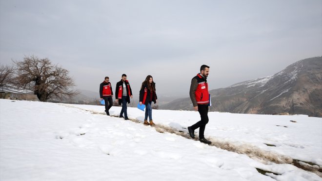 Muş'ta karlı yolları aşıp ziyaret ettikleri ailelerin ihtiyaçlarını belirliyorlar