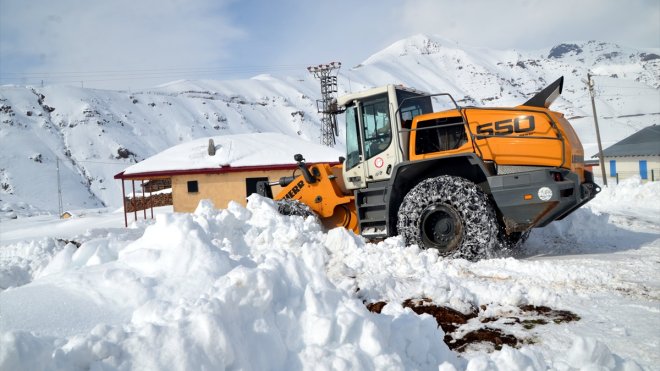 Muş'ta kapalı yollar ekiplerin çalışmasıyla açıldı