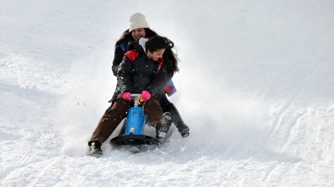 Sarıkamış Kayak Merkezi'nde hafta sonu yoğunluğu