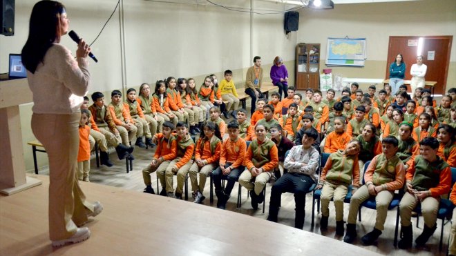 Sarıkamış'ta ilkokul öğrencilerine "astronomi ve uzay bilimleri" semineri düzenlendi