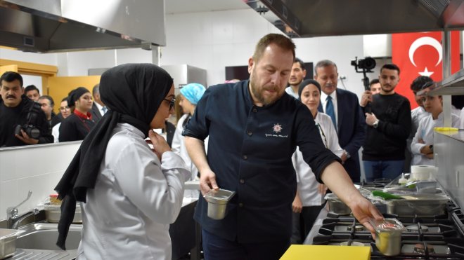 Şef Yunus Emre Akkor, Bitlis'te üniversite öğrencileriyle yemek yaptı