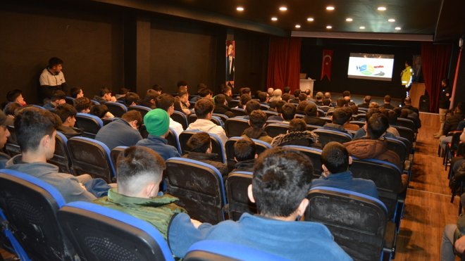 Şemdinli'de polisler öğrencilere trafik eğitimi verdi