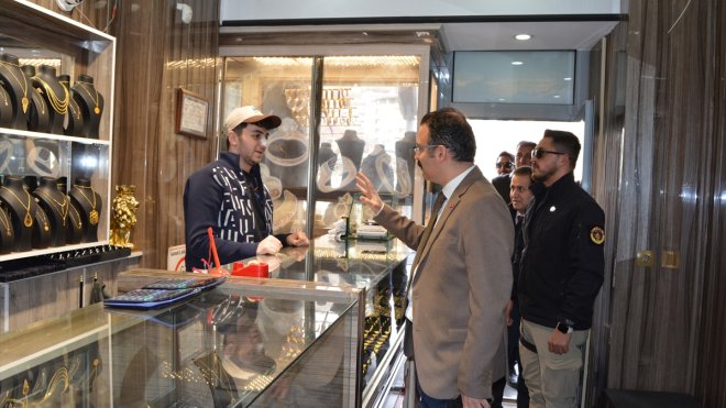 Şemdinli Kaymakamı Ateş, esnafı ziyaret etti