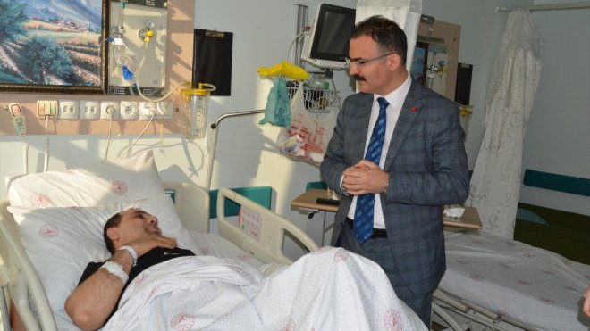 Şemdinli Kaymakamı Ateş, hastaları ziyaret etti