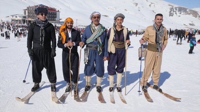 Şemdinlili gençler yöresel kıyafetleri ve tahta kayak takımlarıyla kar festivaline katıldı