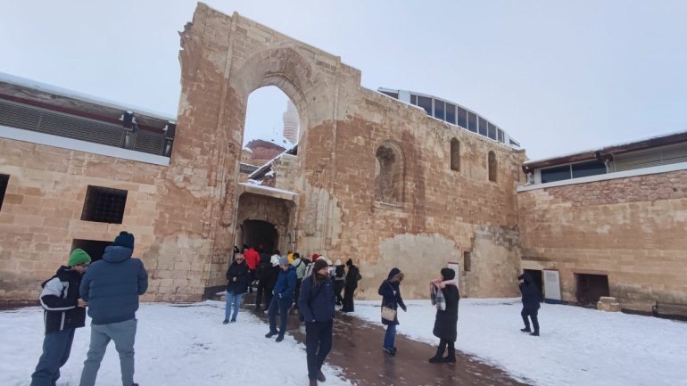 Tarihi saray beyaz örtü altında1