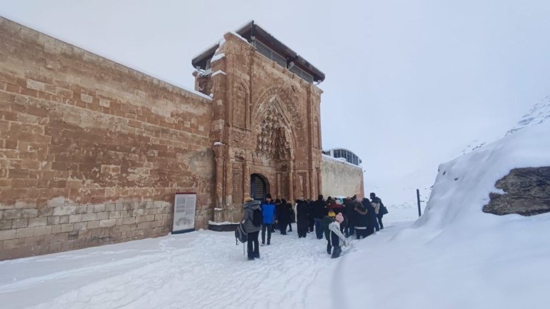 Tarihi saray beyaz örtü altında6