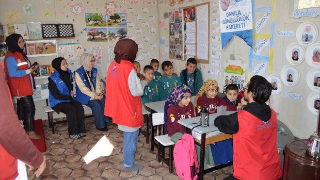 Tatvan'daki gençler köy okulunu ziyaret etti