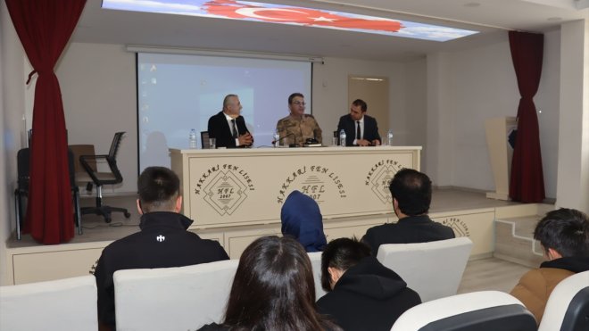 Tuğgeneral Çarıkcıoğlu, Hakkari Fen Lisesi'nde öğrencilerle bir araya geldi