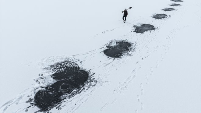 Turkish man earns living from Eskimo-style ice fishing for 30 years1