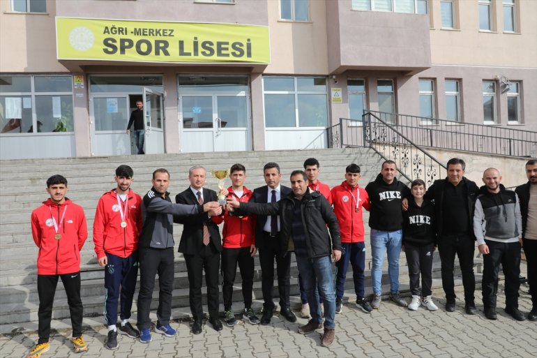 Türkiye şampiyonu atlet öğrenciler, meşalelerle karşılandı1