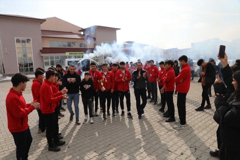 Türkiye şampiyonu atlet öğrenciler, meşalelerle karşılandı2