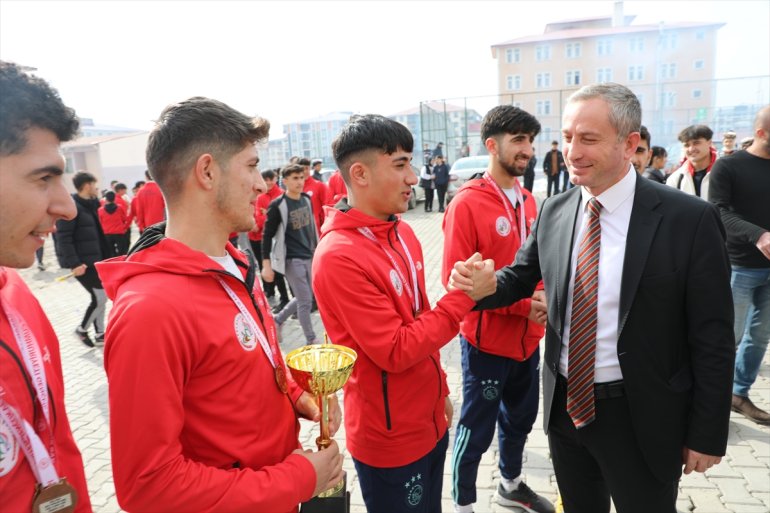 Türkiye şampiyonu atlet öğrenciler, meşalelerle karşılandı3