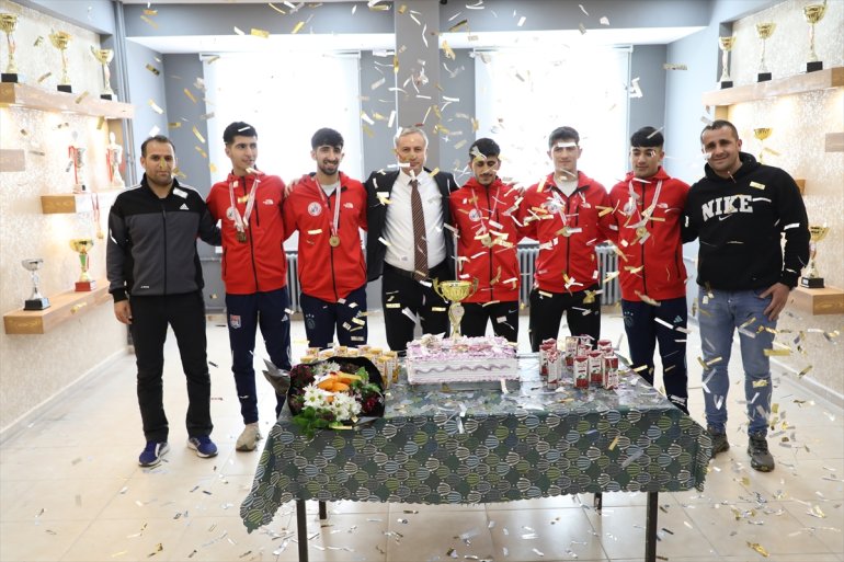 Türkiye şampiyonu atlet öğrenciler, meşalelerle karşılandı5