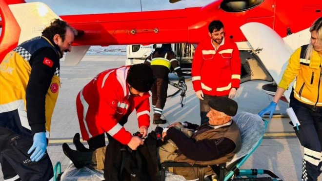 Van'da kalp krizi geçiren hasta ambulans helikopterle hastaneye ulaştırıldı