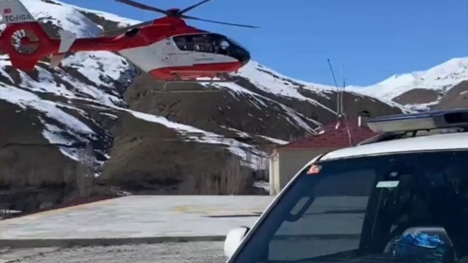 Bahçesaray'da düşmeye bağlı travma tehlikesi olan hasta ambulans helikopterle hastaneye sevk edildi