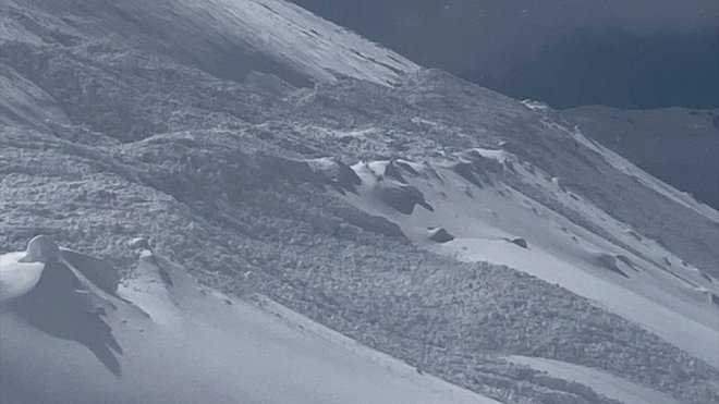 Bahçesaray'da kırsal mahalle yolunu açmaya çalışan ekibin önüne çığ düştü