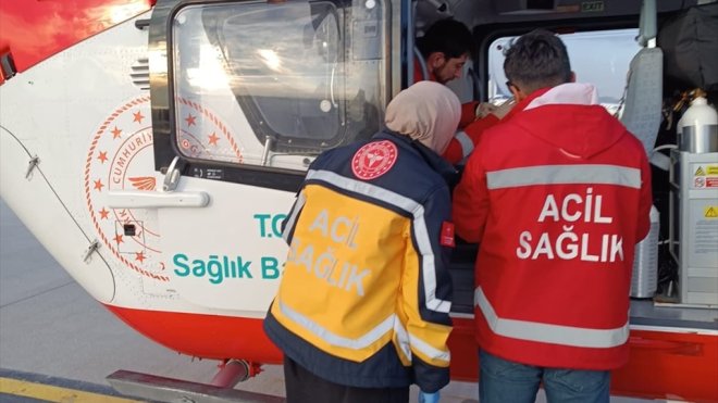 Bahçesaray'da rahatsızlanan kişi ambulans helikopterle Van'a nakledildi