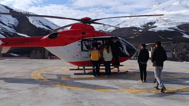 Van'ın Bahçesaray ilçesinde rahatsızlanan bebek ambulans helikopterle şehir merkezine sevk edildi