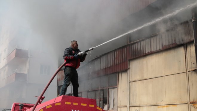 Van'da bir iş yerinde çıkan yangın söndürüldü