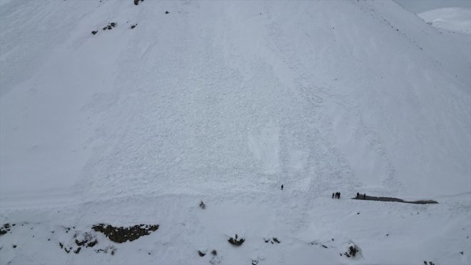 Van'da çığın düştüğü mezra yolu kapandı