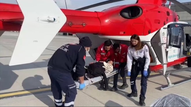 Van'da 19 yaşındaki hasta ambulans helikopterle hastaneye ulaştırıldı