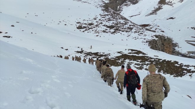Van'da arama kurtarma eğitimi alan güvenlik korucuları çığ tatbikatı yaptı