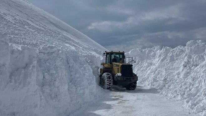Van'da mahalle yoluna düşen çığın temizlenmesi için çalışma başlatıldı