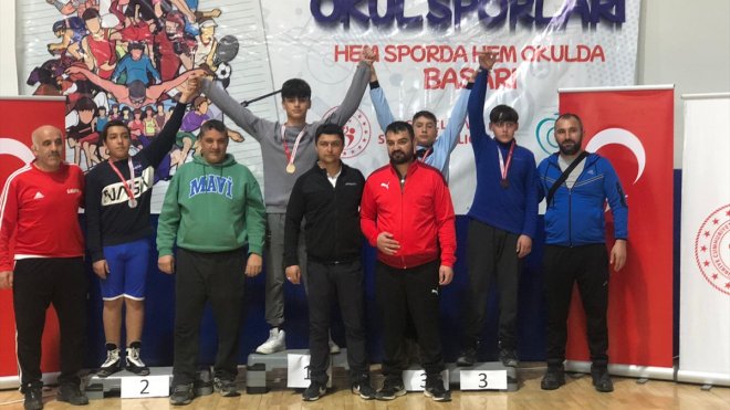 Van'da polislerin eğittiği öğrenciler, güreş müsabakalarında derece elde etti