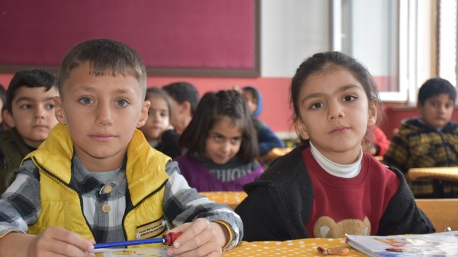 Van'da teyze-yeğen aynı sınıfta eğitim görüyor